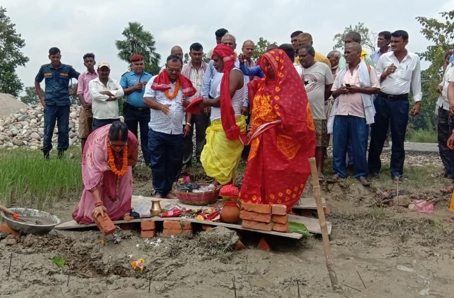 राजदेवी नपाको मुडवलवामा नगर प्रमुख सिंह द्रारा विश्वकर्मा मन्दिरको शिलान्यास ।