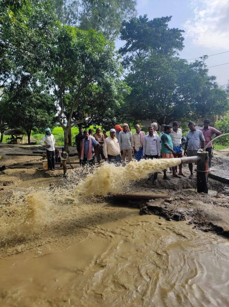 बृन्दावन नगरपालिकाका नगर प्रमुख यादबले संचालनमा ल्याए डिप बोरिङ्ग किसानहरु लागि।