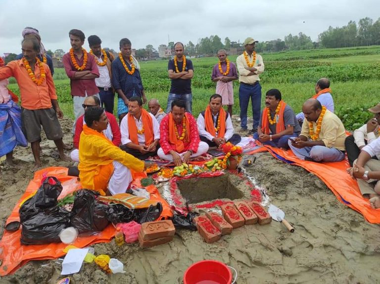 रौतहटकाे कटहरिया नगरपालिकाका     कार्यालय भवनको शिलान्यास ।