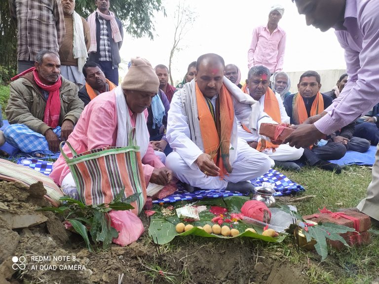 नगर प्रमुख यादवद्वारा मन्दिरकाे बौनडारीवालको      शिलान्यास ।