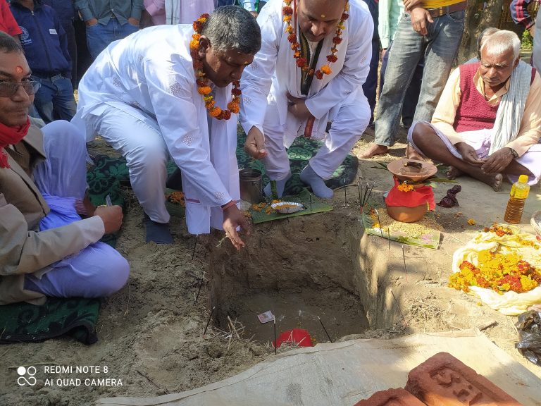 माधव नारायण नगरपालिकाका वडा नं. ८ मा नगर प्रमुख यादवद्वारा  सामुदायिक भवनको शिलान्यास ।