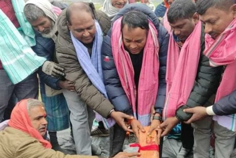 कटहरिया नगरपालिकाका नगर प्रमुख कुशवाहाद्वारा बिधालयकाे भवन र ट्रस्टकाे शिलान्यास ।