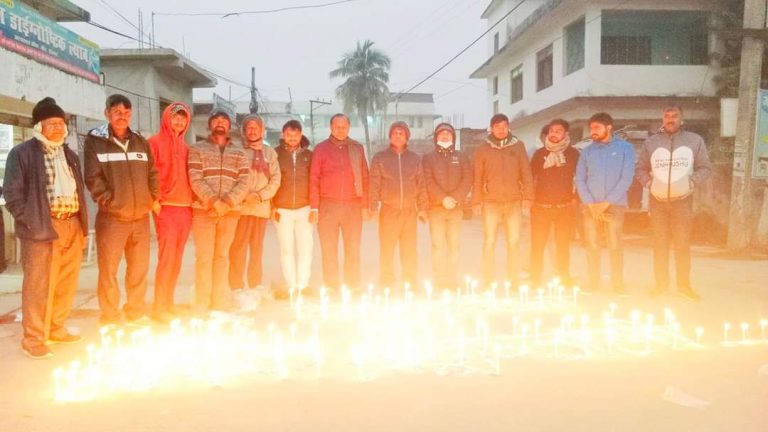 प्रादेशिक अस्पताल गौरका अध्यक्ष हाशमीद्वारा मैनबती जलाई श्रद्धाञ्जली ब्यक्त गरेयाे ।