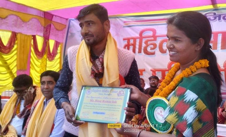 शिक्षक निरज साह जिल्ला स्तरीय उत्कृष्ट शिक्षकको उपाधी पाएको सम्मान ।