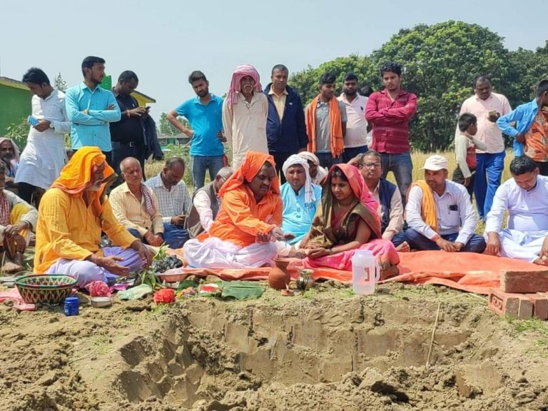 बृन्दावनका नगर प्रमुख कुर्मीद्वारा ४ कोठे स्वास्थ्य चौकी भवनको शिलान्यास ।