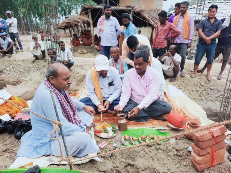 बृन्दावनका मेयर कुर्मी द्वारा दलित सामुदायिक भवनको शिलान्यास ।