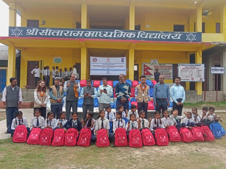 श्री सिताराम माध्यमिक बिधालयमा ४७७ बालबालिकाहरुलाई शैक्षिक सामाग्री वितरण ।